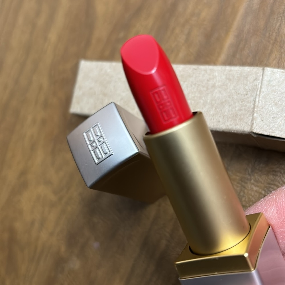 Elizabeth Arden Red Door lipstick - Picture 4 of 6